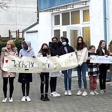 soforthilfe_ukraine_jugendliche-mit-willkommensschild